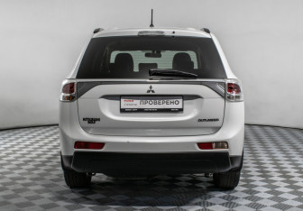 Подержанный автомобиль Mitsubishi Outlander 2013 года (6 фото)