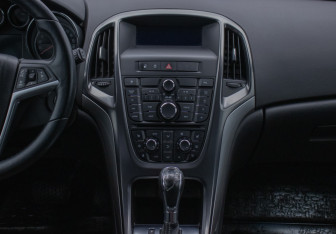 Подержанный автомобиль Opel Astra Hatchback 2011 года (14 фото)