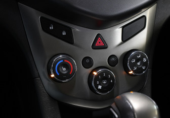 Подержанный автомобиль Chevrolet Aveo Hatchback 2015 года (19 фото)