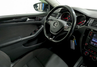 Подержанный автомобиль Volkswagen Jetta Sedan 2017 года (21 фото)