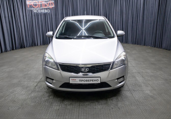 Подержанный автомобиль Kia Ceed Hatchback 2011 года (2 фото)