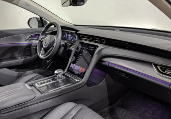 Подержанный автомобиль Hongqi H5 2024 года (13 фото)