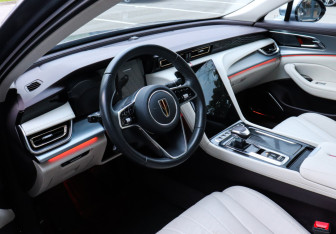 Подержанный автомобиль Hongqi H5 2024 года (7 фото)