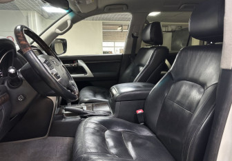 Подержанный автомобиль Toyota Land Cruiser Suv 2014 года (22 фото)