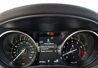 Подержанный автомобиль Jaguar F-Pace 2019 года (16 фото)