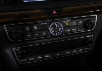 Подержанный автомобиль Kia K7 2017 года (18 фото)