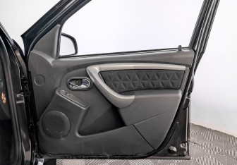 Подержанный автомобиль Renault Duster 2017 года (24 фото)