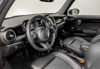 Подержанный автомобиль MINI Hatch 2021 года (17 фото)