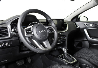 Подержанный автомобиль Kia Ceed Hatchback 2022 года (11 фото)