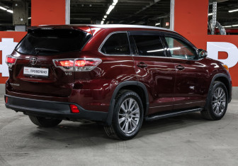Подержанный автомобиль Toyota Highlander 2014 года (4 фото)
