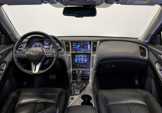 Подержанный автомобиль Infiniti Q50 2017 года (14 фото)