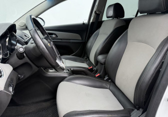 Подержанный автомобиль Chevrolet Cruze Wagon 2014 года (10 фото)