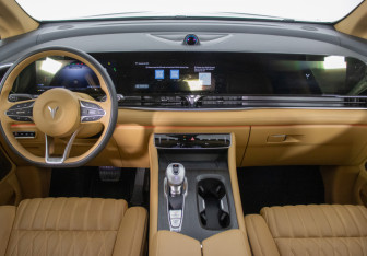 Подержанный автомобиль Voyah Dream 2023 года (12 фото)