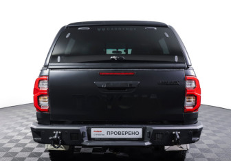 Подержанный автомобиль Toyota Hilux 2022 года (6 фото)