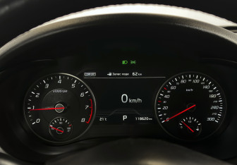 Подержанный автомобиль Kia Stinger 2018 года (11 фото)