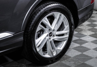Подержанный автомобиль Audi Q7 2021 года (15 фото)