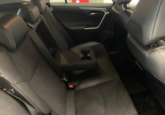 Подержанный автомобиль Toyota RAV4 2021 года (8 фото)