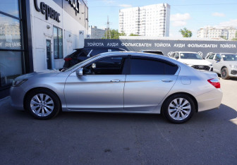 Подержанный автомобиль Honda Accord Sedan 2013 года (8 фото)