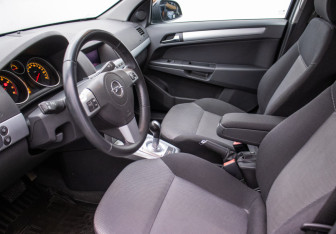 Подержанный автомобиль Opel Astra Sedan 2010 года (10 фото)