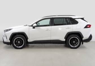 Подержанный автомобиль Toyota RAV4 2021 года (8 фото)