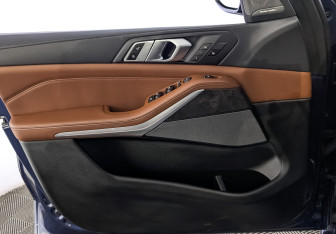 Подержанный автомобиль BMW X5 2021 года (19 фото)