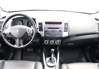 Подержанный автомобиль Peugeot 4007 2010 года (14 фото)