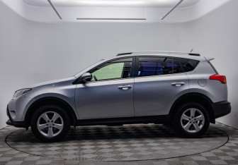 Подержанный автомобиль Toyota RAV4 2013 года (8 фото)