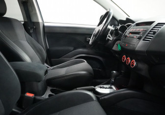 Подержанный автомобиль Peugeot 4007 2008 года (10 фото)