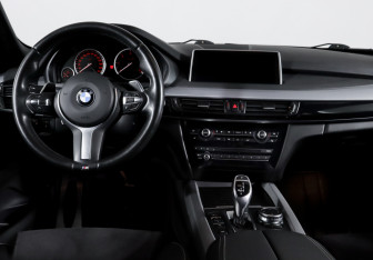 Подержанный автомобиль BMW X5 2015 года (12 фото)