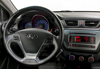 Подержанный автомобиль Kia Rio Sedan 2015 года (21 фото)