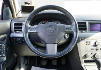 Подержанный автомобиль Opel Vectra Sedan 2006 года (12 фото)