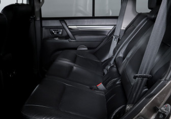 Подержанный автомобиль Mitsubishi Pajero 2011 года (9 фото)
