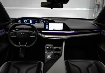 Подержанный автомобиль Changan UNI-V 2023 года (8 фото)