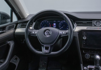 Подержанный автомобиль Volkswagen Passat Sedan 2017 года (15 фото)