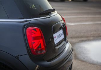 Подержанный автомобиль MINI Hatch 2018 года (10 фото)