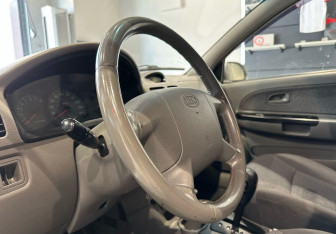 Подержанный автомобиль Kia Rio Wagon 2005 года (12 фото)