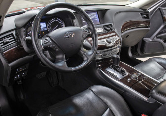 Подержанный автомобиль Infiniti Q70 2014 года (16 фото)