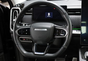Подержанный автомобиль Jaecoo J7 2023 года (17 фото)