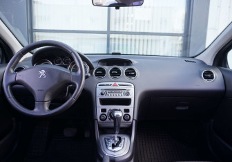 Подержанный автомобиль Peugeot 408 2012 года (11 фото)