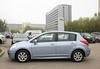 Подержанный автомобиль Nissan Tiida Hatchback 2011 года (6 фото)