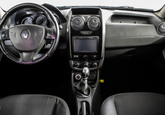 Подержанный автомобиль Renault Duster 2015 года (11 фото)