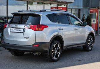 Подержанный автомобиль Toyota RAV4 2014 года (5 фото)