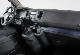 Подержанный автомобиль Peugeot Traveller 2017 года (9 фото)