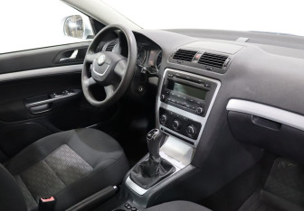 Подержанный автомобиль Skoda Octavia Liftback 2011 года (12 фото)