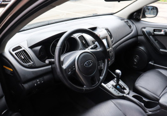 Подержанный автомобиль Kia Cerato Sedan 2009 года (7 фото)