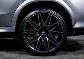 Подержанный автомобиль BMW X6 M 2021 года (15 фото)