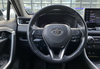 Подержанный автомобиль Toyota RAV4 2019 года (16 фото)
