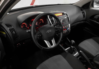 Подержанный автомобиль Kia Ceed Hatchback 2011 года (7 фото)