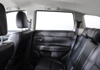 Подержанный автомобиль Mitsubishi Outlander 2016 года (12 фото)