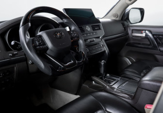 Подержанный автомобиль Toyota Land Cruiser Suv 2007 года (14 фото)
